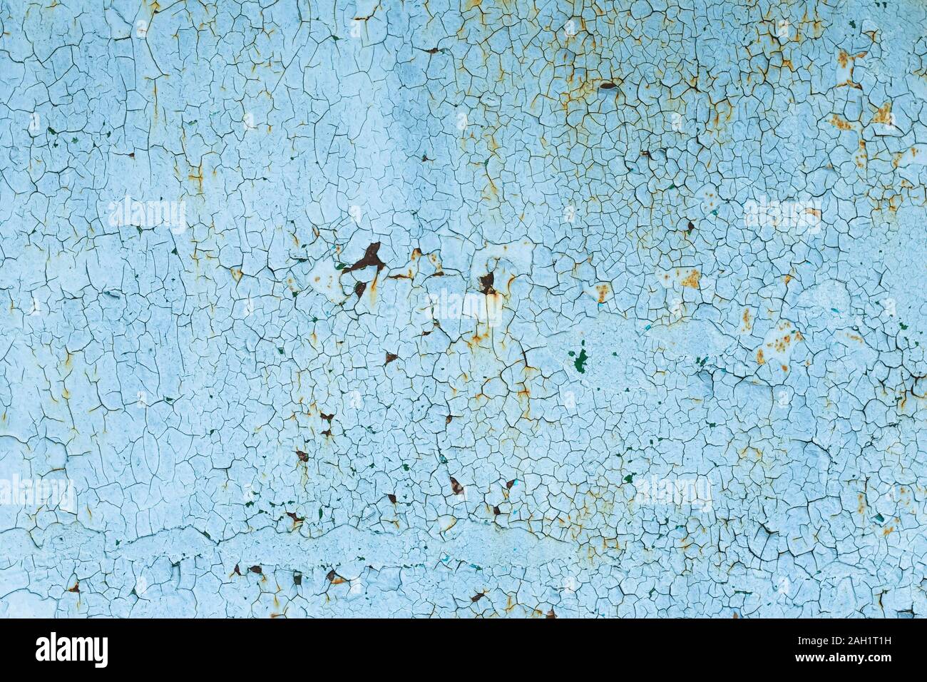 L'écaillage de la peinture sur la porte d'acier rouillé. La corrosion sur une surface métallique. Résumé fond, la texture. Mur peint craquelé bleu Banque D'Images