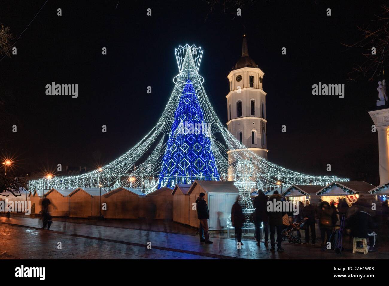 Place de la cathédrale avec le plus beau sapin de Noël pour Noël 2019 et Nouvel An 2020 en Europe la nuit à Vilnius Lituanie Banque D'Images