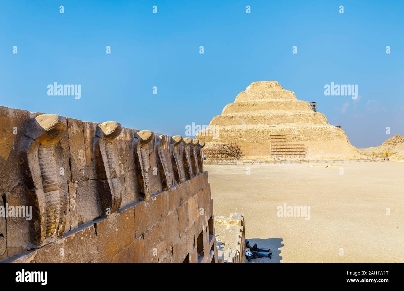 Sur la frise Cobra tombe Chapelle Sud et la pyramide à degrés de Djoser à Saqqarah, nécropole de l'ancienne capitale égyptienne, Memphis, Egypte Banque D'Images