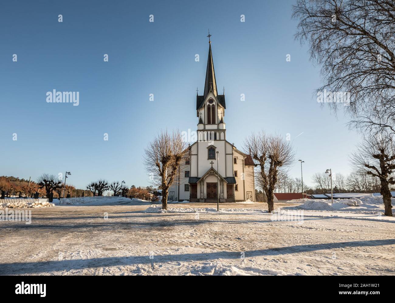 Église Bamble, grande église en bois buildt en 1845. L'hiver, la neige, ciel bleu. Vue de face. Image horizontale. Banque D'Images