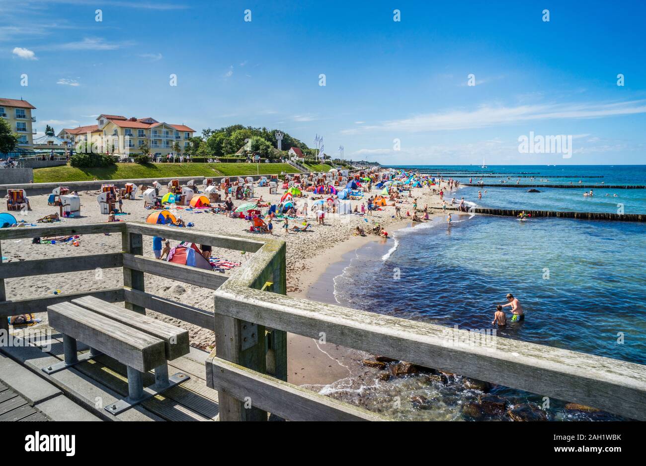 Vue sur la plage depuis la jetée Seebrücke Baltique à la station balnéaire de Kühlungsborn, Mecklembourg-Poméranie-Occidentale Banque D'Images