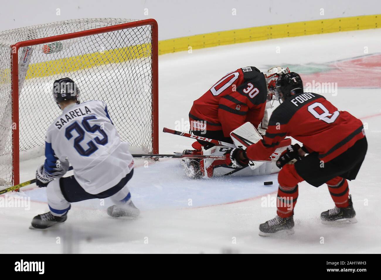 Ostrava, République tchèque. Dec 23, 2019. G-d'Antti Saarela (FIN), Joel Hofer (CAN) et Liam Foudy (CAN) en action lors d'un match préliminaire entre le Canada et la Finlande avant le championnat mondial junior 2020 Championnat du Monde de Hockey sur glace, à Ostrava, en République tchèque, le 23 décembre 2019. Crédit : Petr Sznapka/CTK Photo/Alamy Live News Banque D'Images