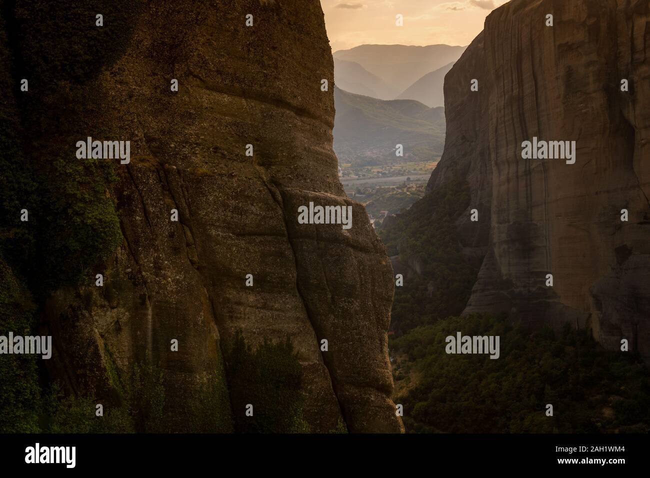 De hautes montagnes et d'arbres contre le ciel en Grèce l'horizontale Banque D'Images