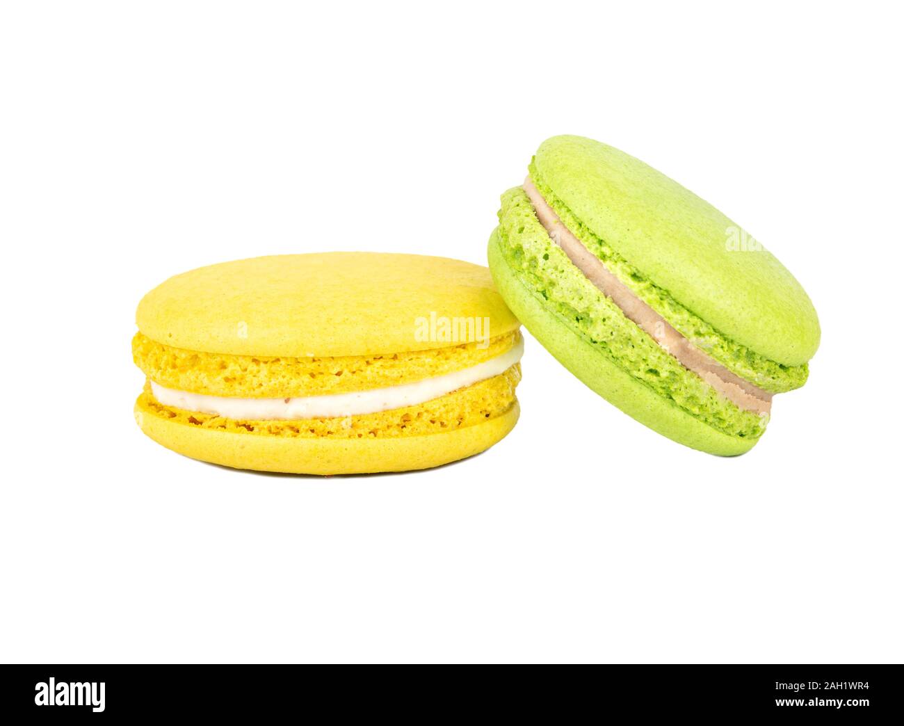 Macaron vert et jaune isolé sur fond blanc Banque D'Images