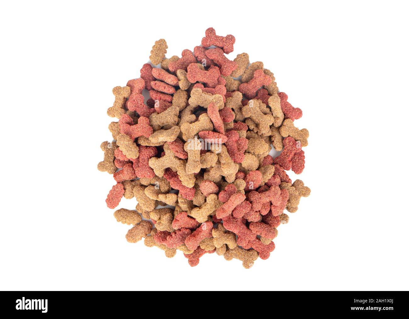 Pile de nourriture sèche pour chien en forme d'un os sur un fond blanc, vue du dessus Banque D'Images