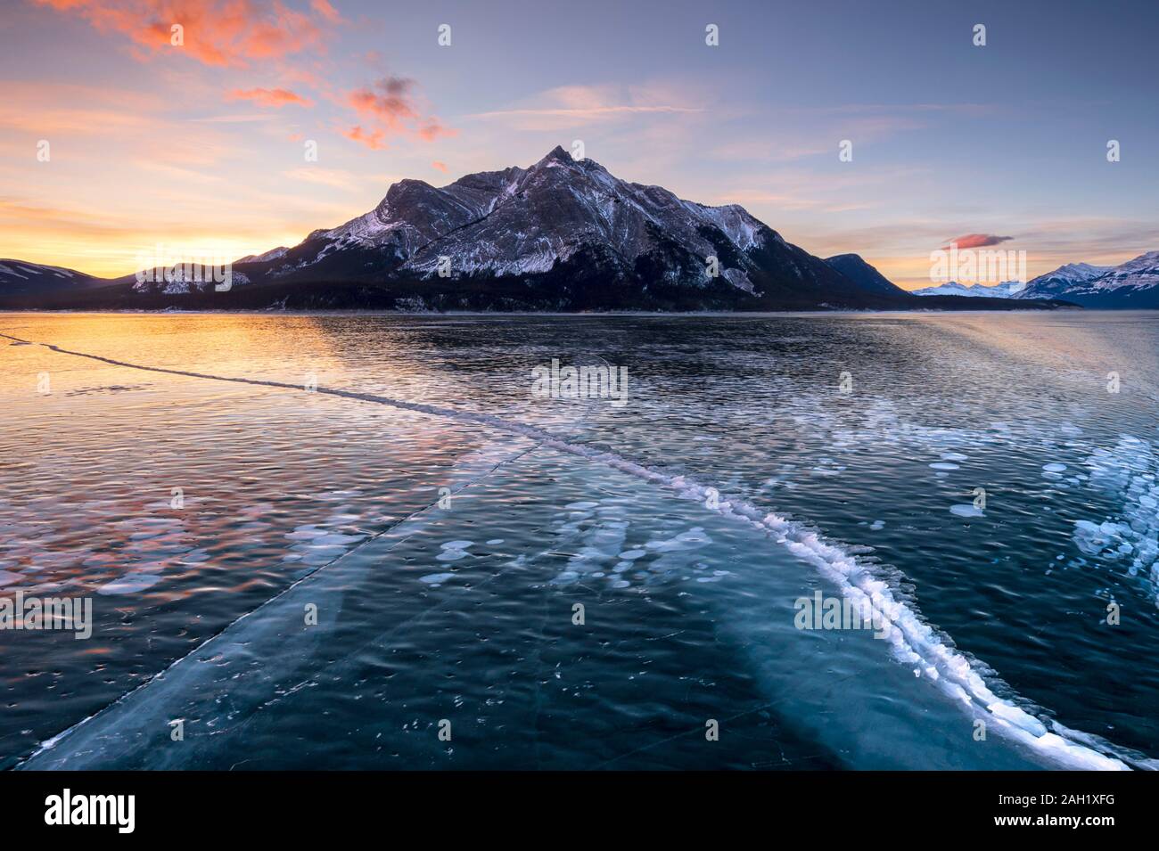 Les fissures de la glace et de bulles de méthane piégé Abraham Lake, Alberta, BC, Canada, Banque D'Images