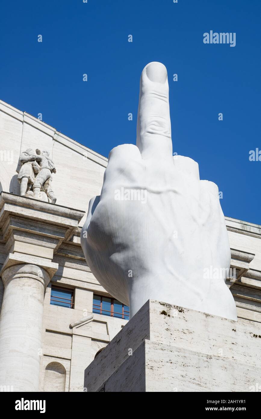 Milan Italie,21 mars 2019:Sculpture de l'artiste italien Maurizio Cattelan'L.O.V.E." de l'acronyme de "liberté,la haine,la vengeance,l'éternité'également appelé'Il dito'. Banque D'Images