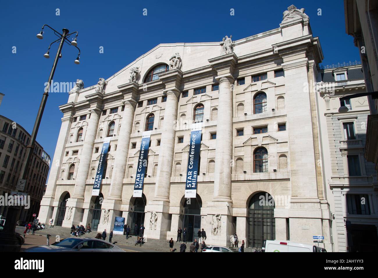 21 mars 2019 Milan Italie : Palazzo Mezzanotte, ou Palazzo della Borsa, est l'immeuble qui abrite la Bourse de Milan, sur la Piazza degli Affari Banque D'Images