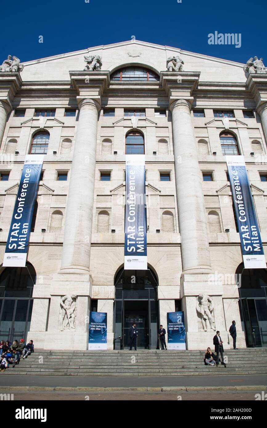 21 mars 2019 Milan Italie : Palazzo Mezzanotte, ou Palazzo della Borsa, est l'immeuble qui abrite la Bourse de Milan, sur la Piazza degli Affari Banque D'Images
