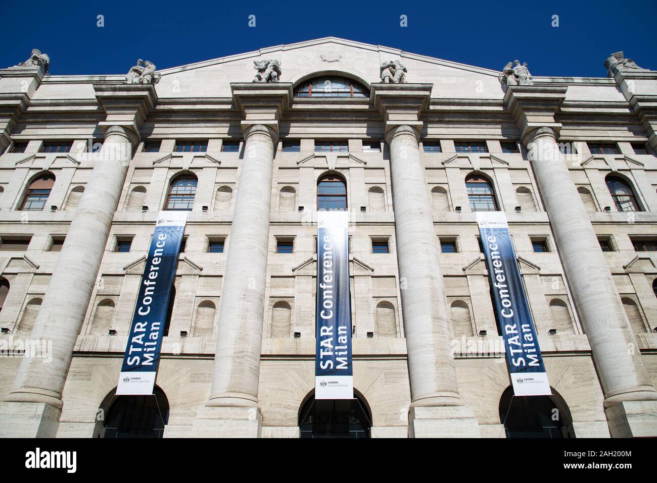 21 mars 2019 Milan Italie : Palazzo Mezzanotte, ou Palazzo della Borsa, est l'immeuble qui abrite la Bourse de Milan, sur la Piazza degli Affari Banque D'Images