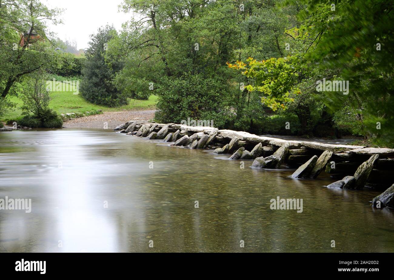 Tarr Steps - clapper bridge over River Barle Exmoor, dans le Somerset. UK Banque D'Images