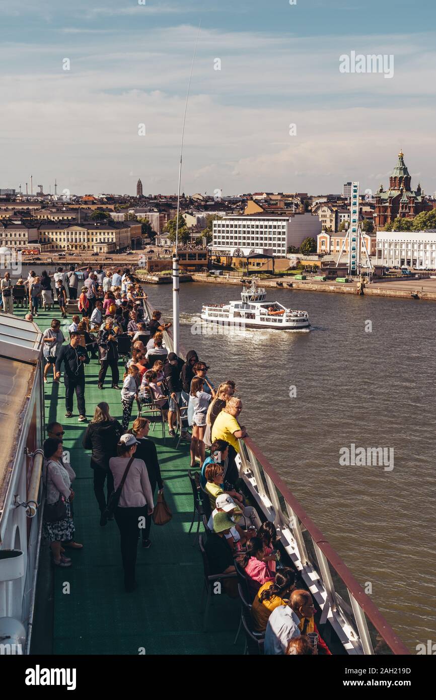 Editorial 06.19.2019 Helsinki Finlande Car-ferry Silja Serenade de quitter le port avec les passagers sur le pont profitant de la météo d'été Banque D'Images