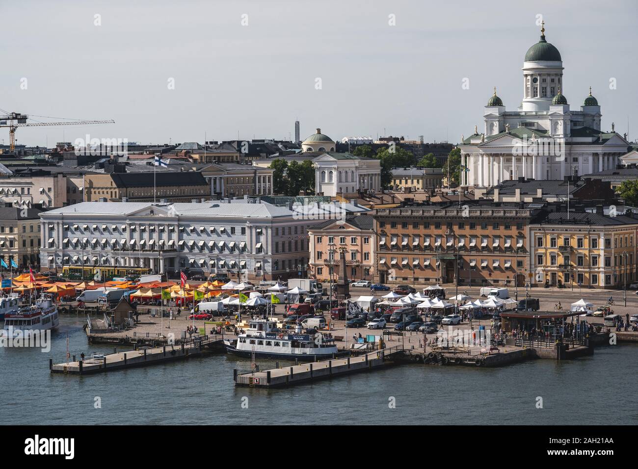 Editorial 06.19.2019 Helsinki Finlande Helsinki (Finlande) Vue sur la place du marché Kauppatori et la Cathédrale Banque D'Images