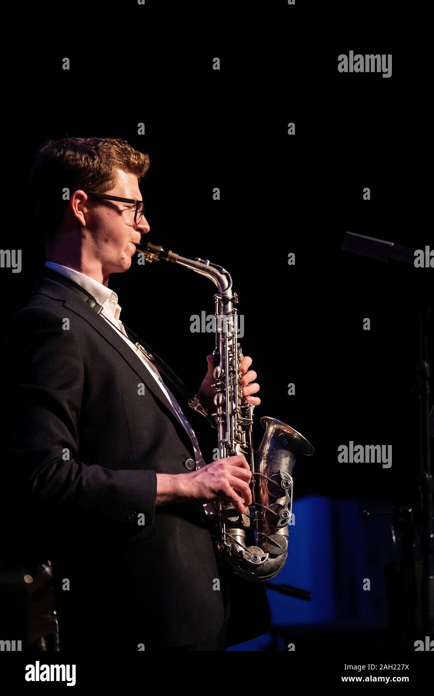 Sean Payne joue du saxophone alto avec Clark Tracey quintet Jazz Festival 2019, Scarborough Banque D'Images