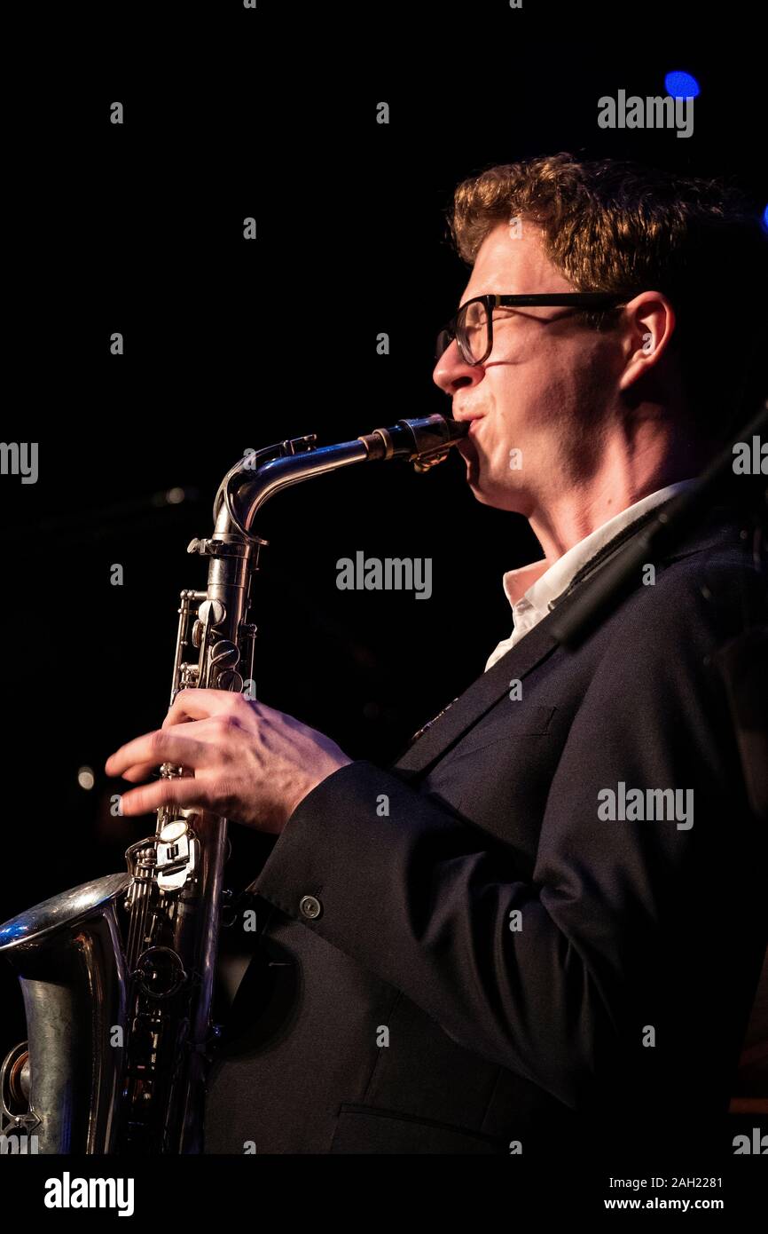 Sean Payne joue du saxophone alto avec Clark Tracey quintet Jazz Festival 2019, Scarborough Banque D'Images