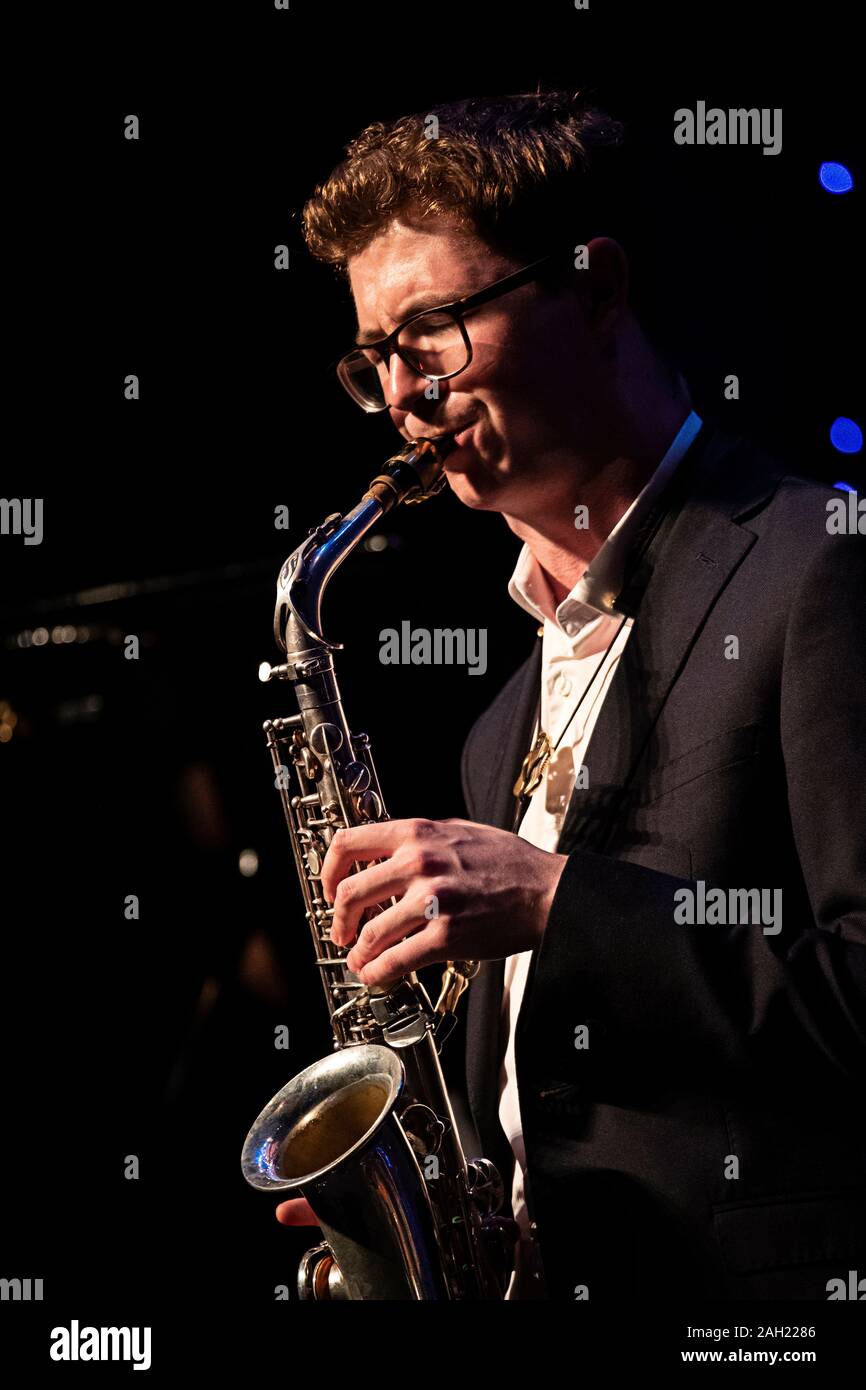 Sean Payne joue du saxophone alto avec Clark Tracey quintet Jazz Festival 2019, Scarborough Banque D'Images