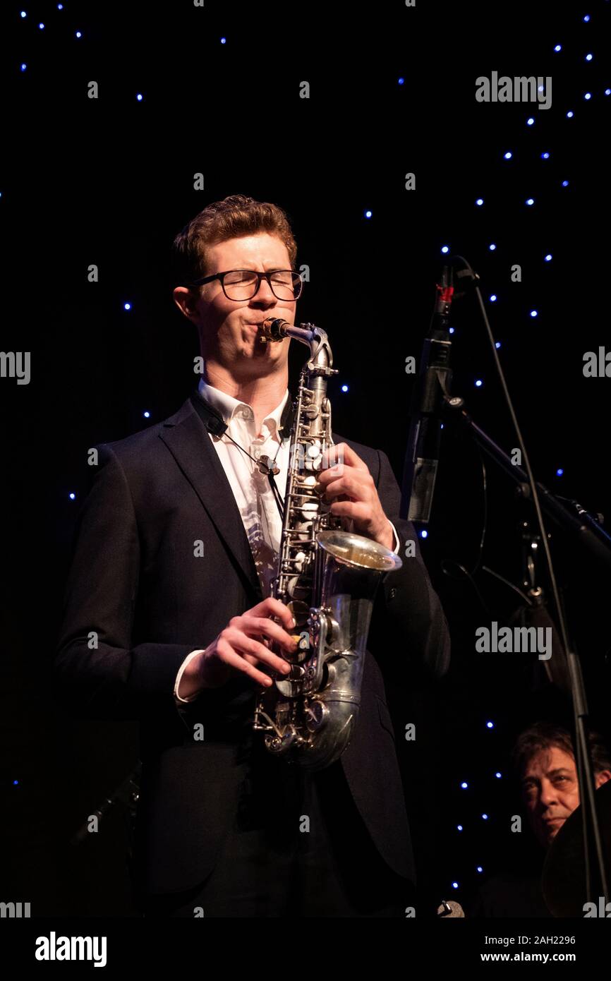 Sean Payne joue du saxophone alto avec Clark Tracey quintet Jazz Festival 2019, Scarborough Banque D'Images