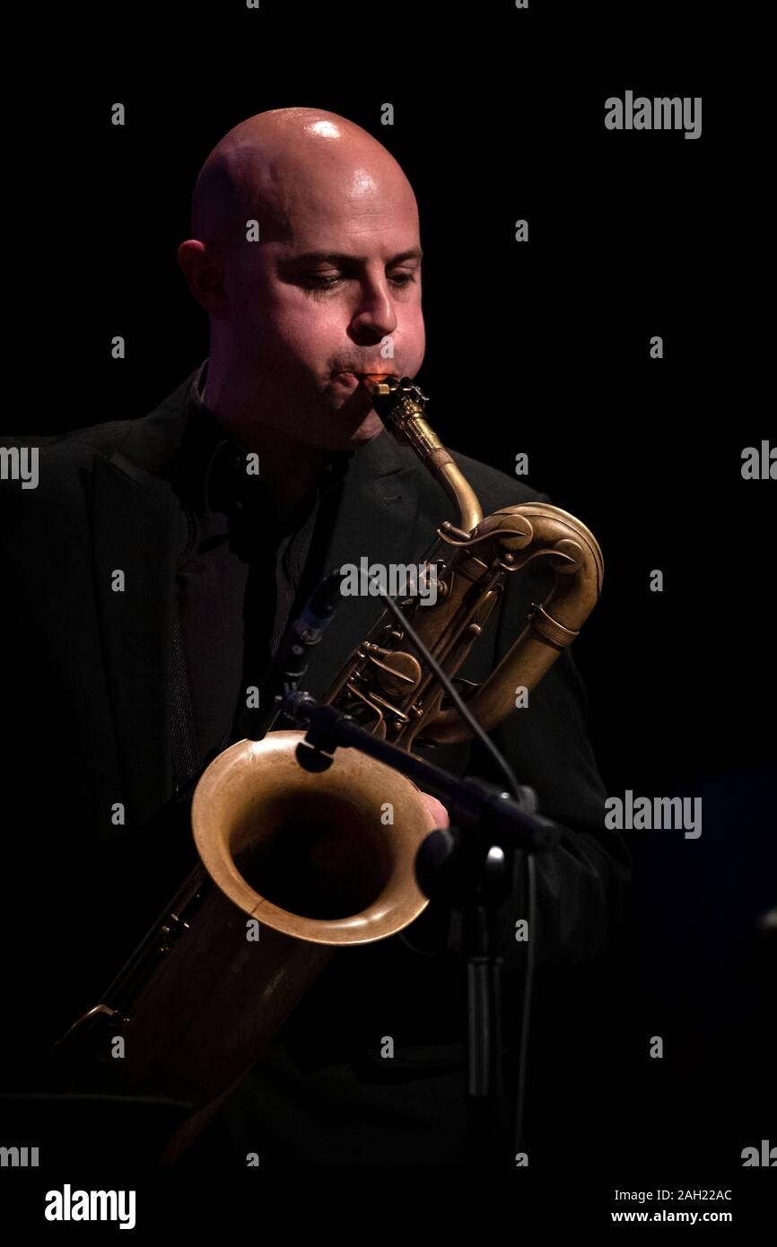 Jouer au baryton sax au Scarborough Jazz Festival 2019 Banque D'Images