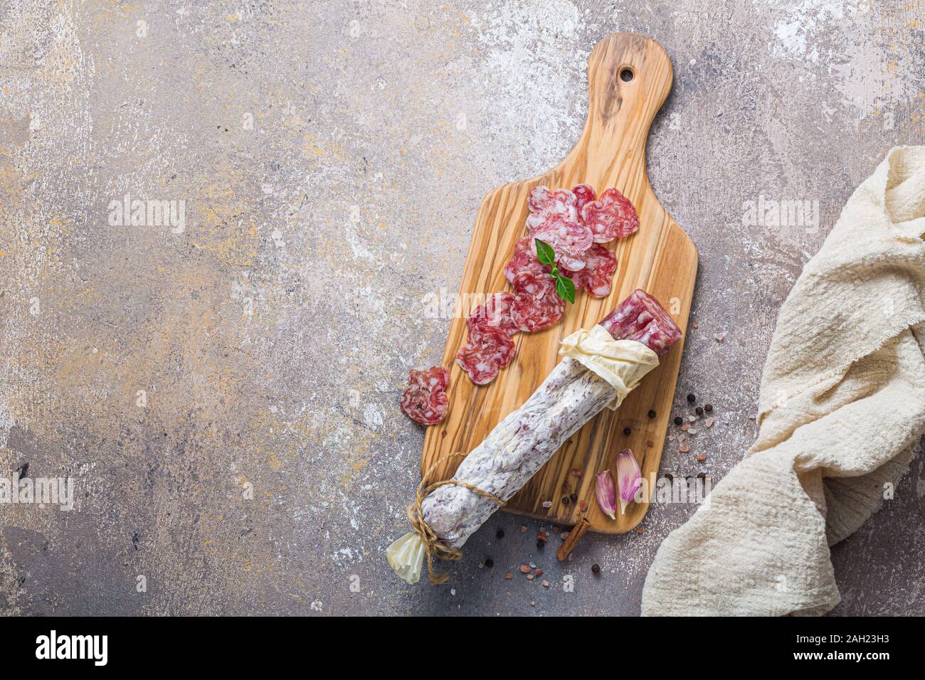 Salami italien sur planche de bois avec le fromage et les olives Banque D'Images