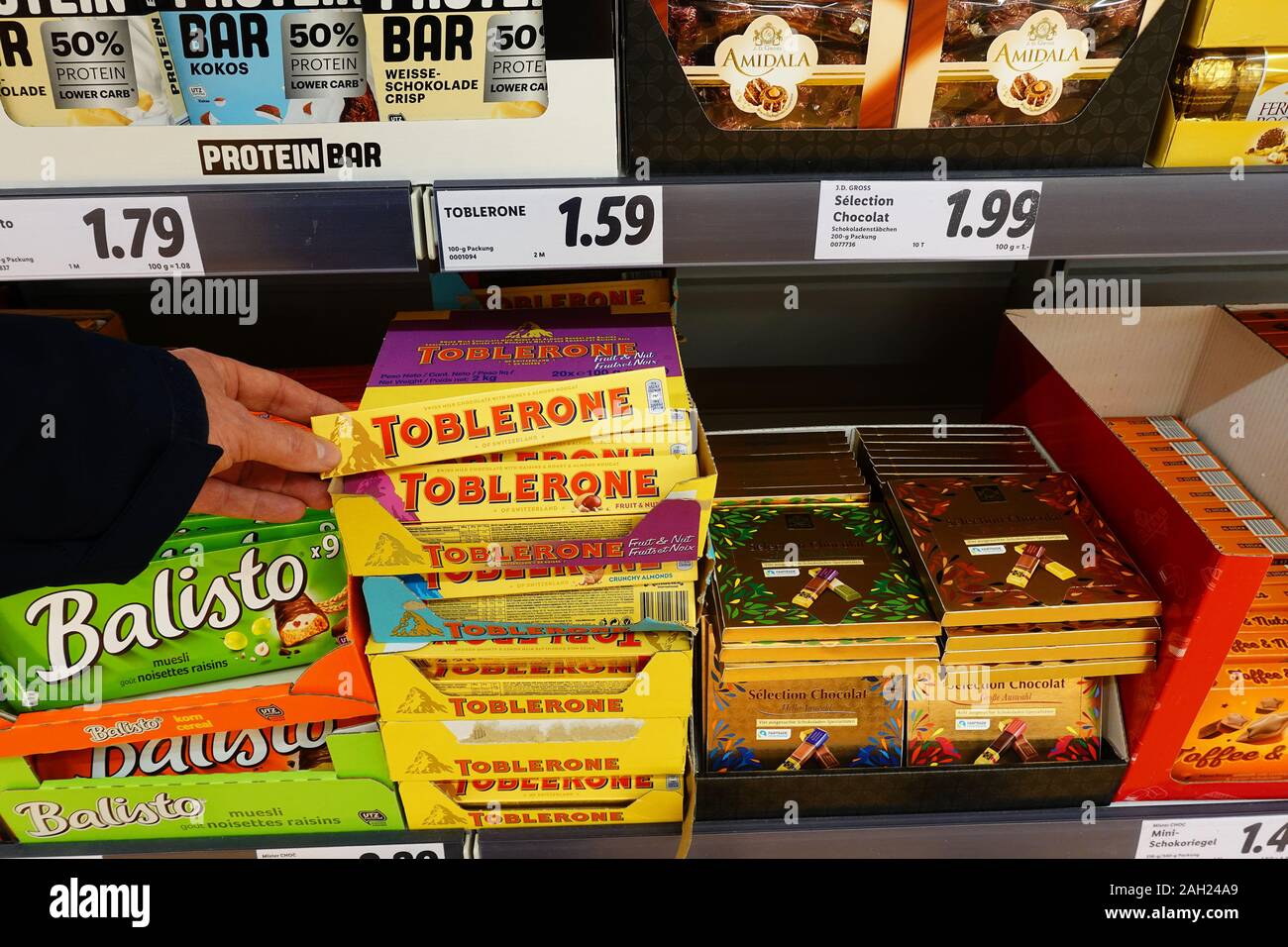 La barre de chocolat Toblerone marque suisse dans un magasin Banque D'Images