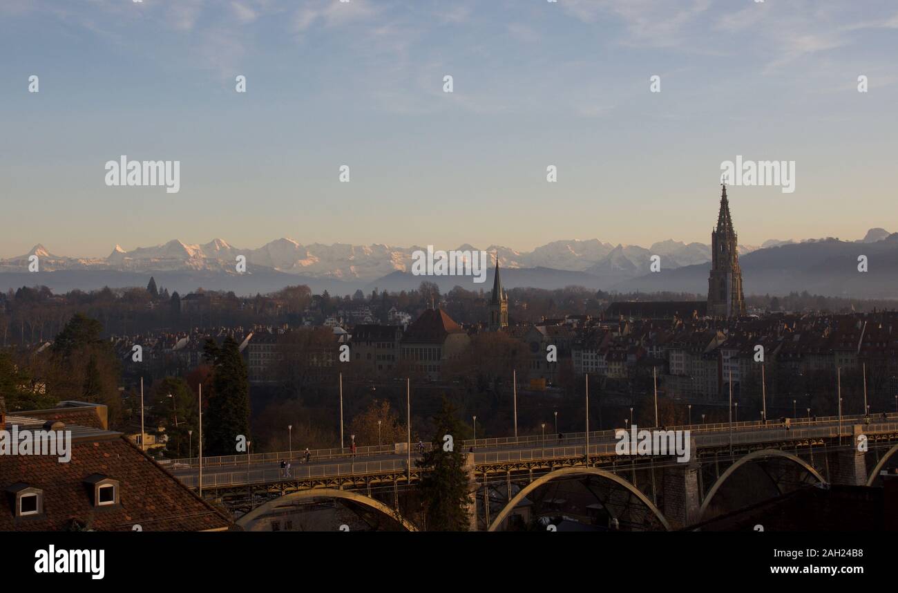 Ville historique de Berne avec célèbre montagne d'Eiger, Mönch et Jungfrau en arrière-plan Banque D'Images