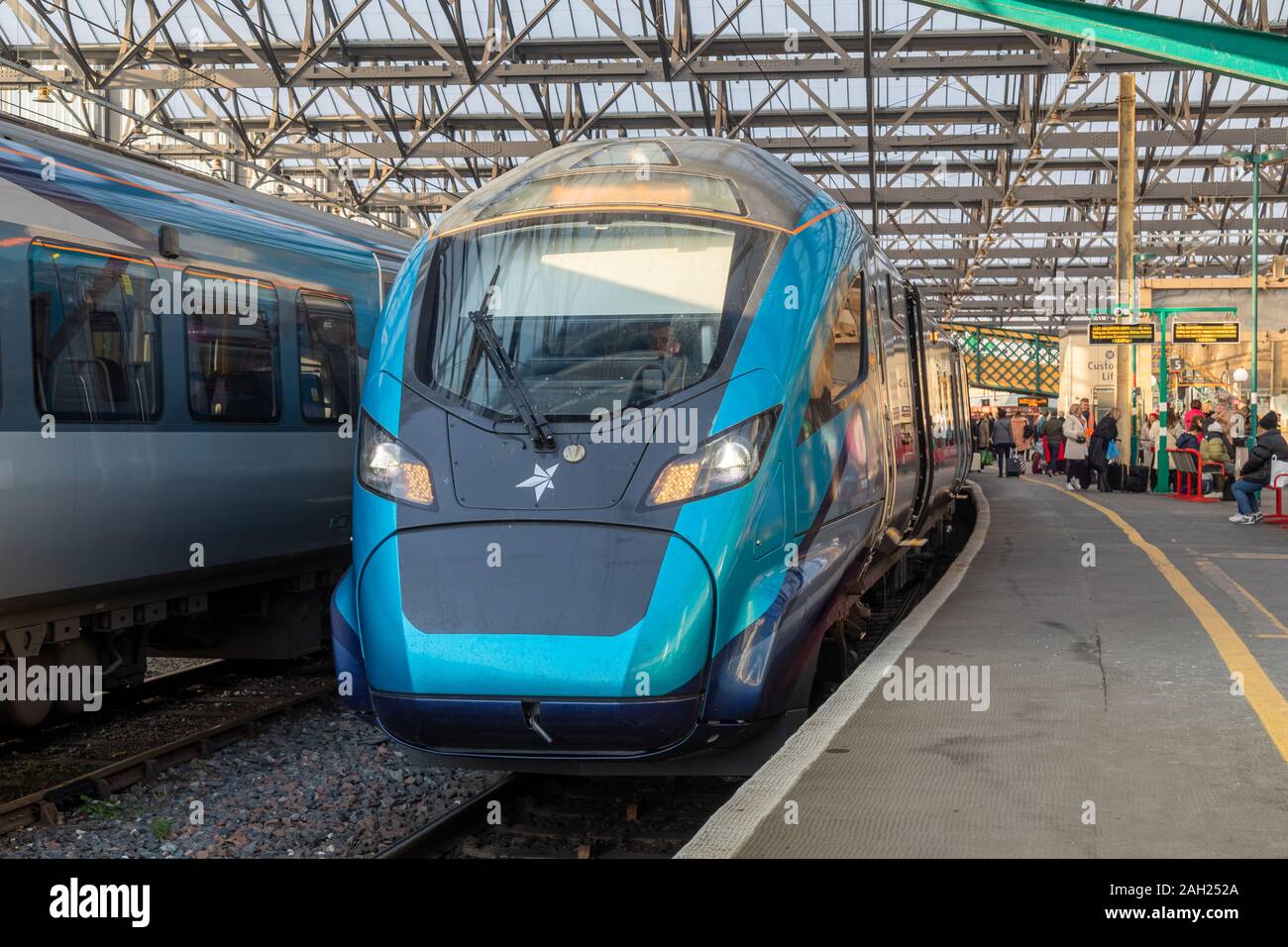 Un nouveau Transpennine train électrique de Classe 397 Nova dans la gare centrale de Glasgow Banque D'Images