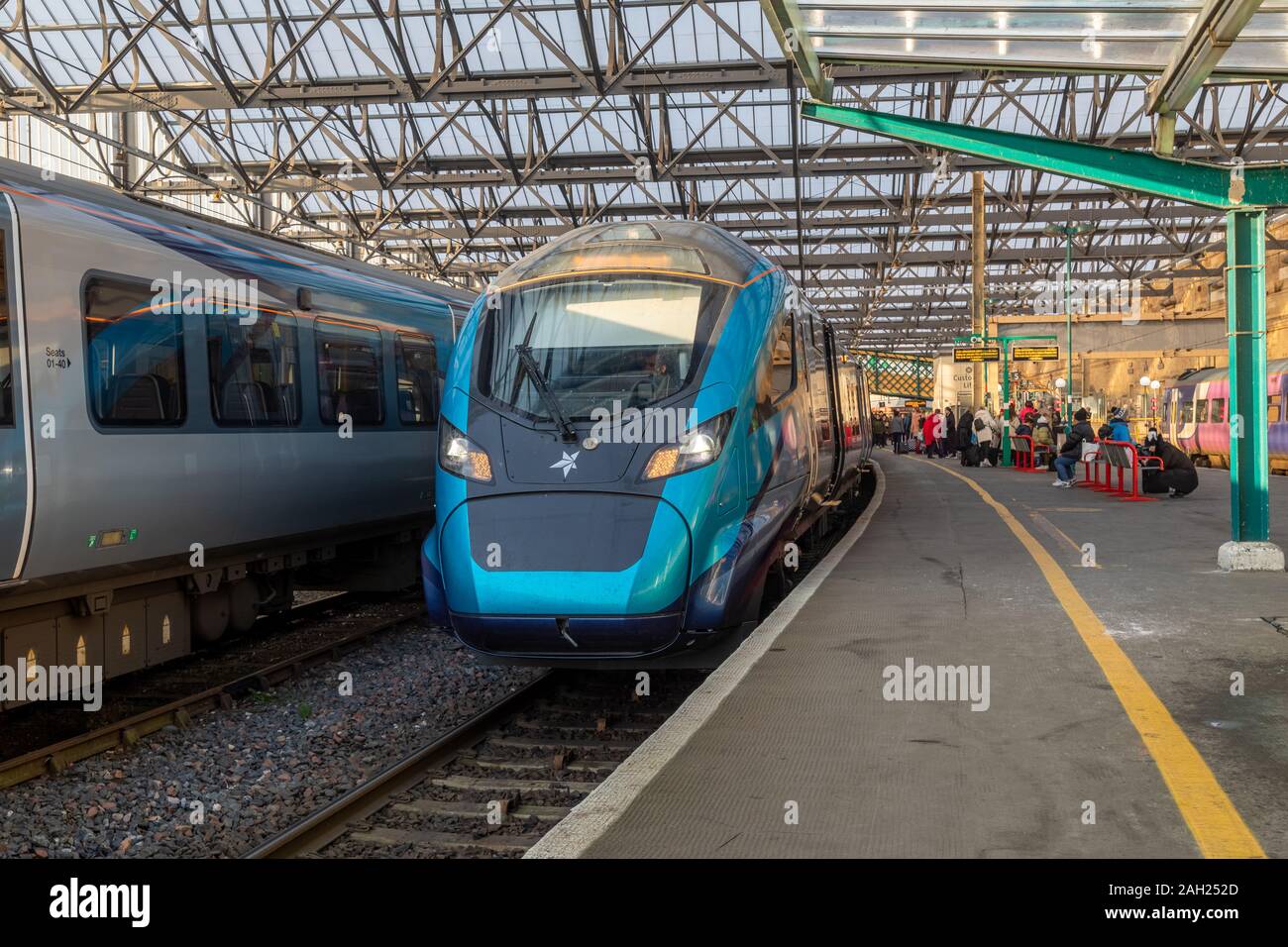 Un nouveau Transpennine train électrique de Classe 397 Nova dans la gare centrale de Glasgow Banque D'Images