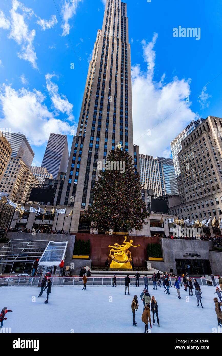 New York, NY, USA - 5 décembre 2019. La célèbre patinoire du Rockefeller Center avec , et l'arbre de Noël du Rockefeller Center Statue Prométhée. Banque D'Images