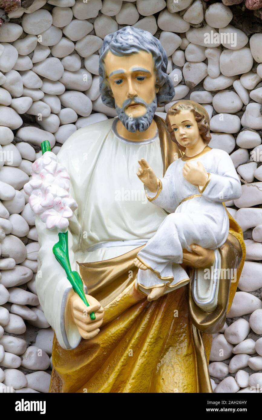 La statue de Saint Joseph tenant l'Enfant Jésus dans ses bras près du sanctuaire de Notre Dame de Tylicz. Banque D'Images
