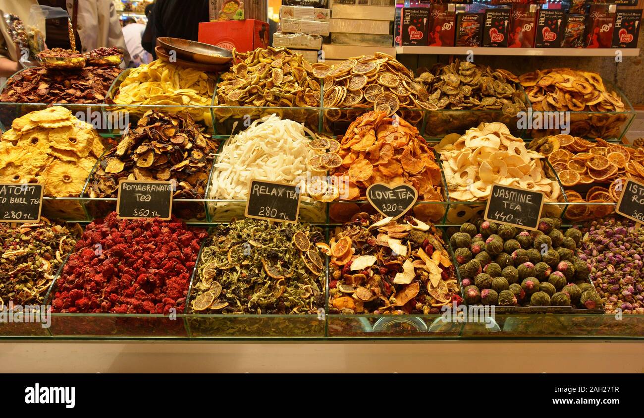 Istanbul, Turquie - 19 septembre 2019. Un écran de thés et de fruits secs à l'extérieur d'une boutique dans le marché aux épices égyptien historique à Istanbul Banque D'Images