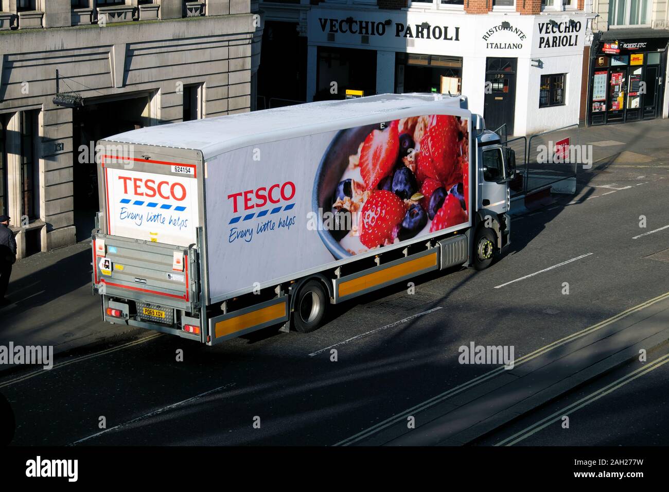 Livraison camion Tesco van garé dans la rue devant Tesco store dans Goswell Road London EC2 England UK KATHY DEWITT Banque D'Images