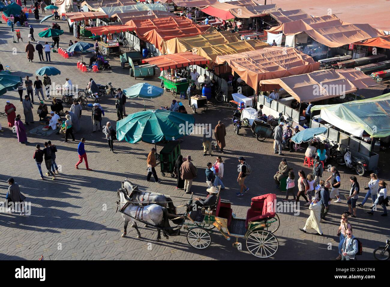 La place Jemaa el Fna (place Djema Djemaa Fnaa), UNESCO World Heritage Site, Marrakech, Marrakech, Maroc, Afrique du Nord Banque D'Images