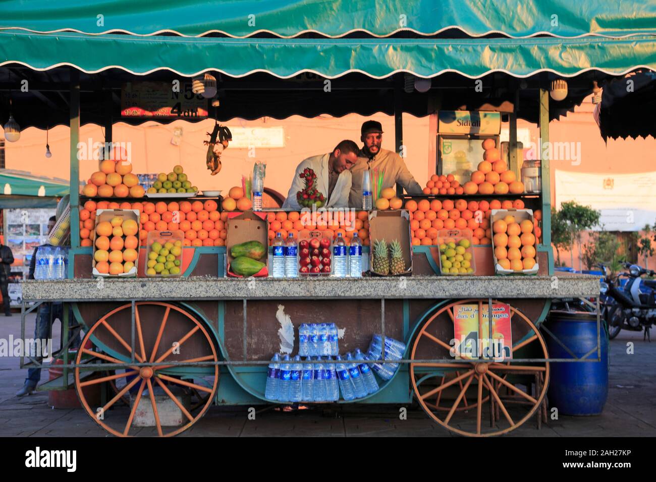 Les vendeurs de jus, la place Jemaa el Fna (place Djema Djemaa Fnaa), UNESCO World Heritage Site, Marrakech, Marrakech, Maroc, Afrique du Nord Banque D'Images