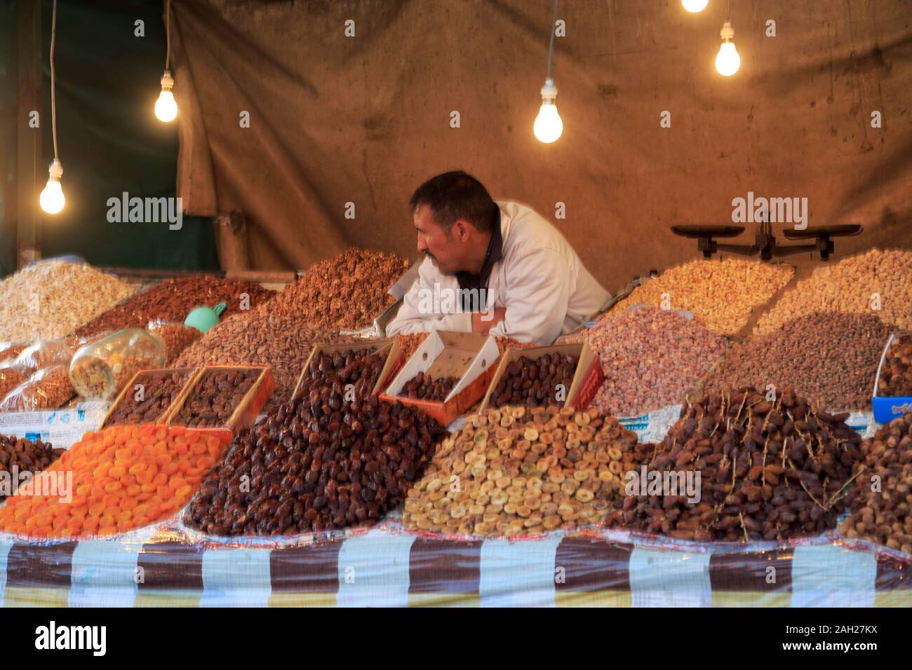 Étal de fruits séchés, de la place Jemaa el Fna (Djemaa Fnaa place Djema), UNESCO World Heritage Site, Marrakech, Marrakech, Maroc, Afrique du Nord Banque D'Images