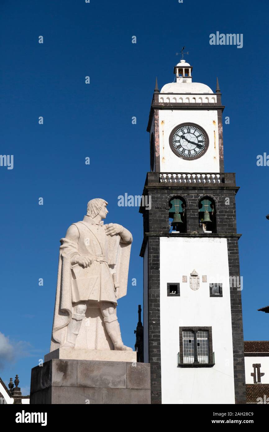 La tour de l'horloge de l'église Saint-Sébastien à Ponta Delgada, Sao Miguel, Açores, Portugal. Banque D'Images