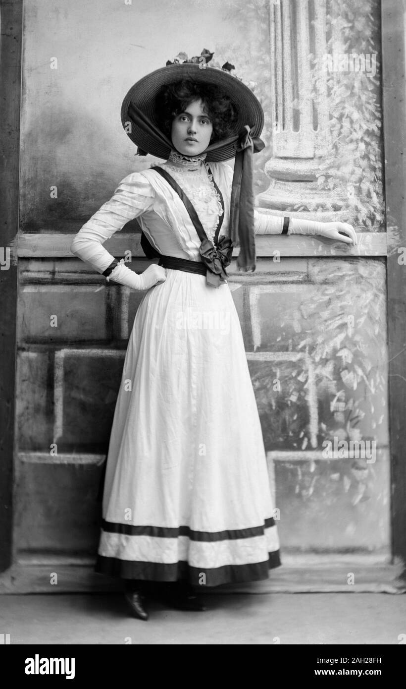 Un vintage Edwardian English portrait noir et blanc studio photo d'une très belle jeune femme posant dans Edwardian fashion avec un grand chapeau. Banque D'Images