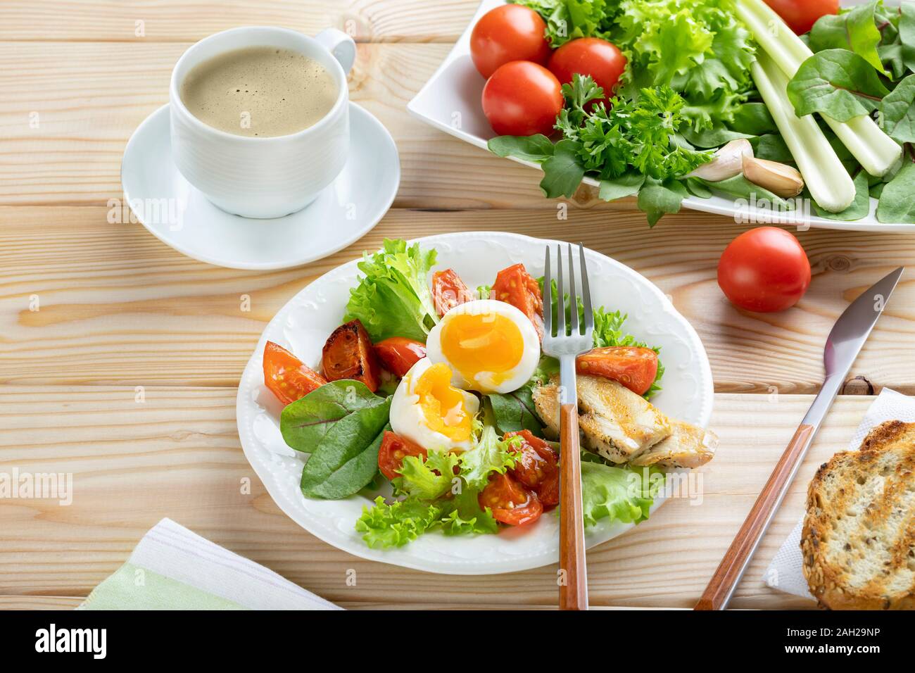 Petit-déjeuner sain dans le style européen ou américain avec des œufs durs, des légumes et des herbes. Spase copie Banque D'Images
