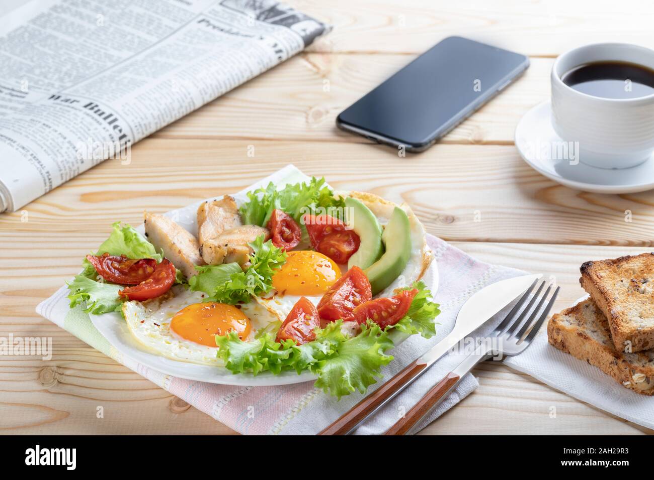 Entreprise en santé petit-déjeuner en style européen ou américain avec les œufs, les légumes et les herbes. Close up Banque D'Images
