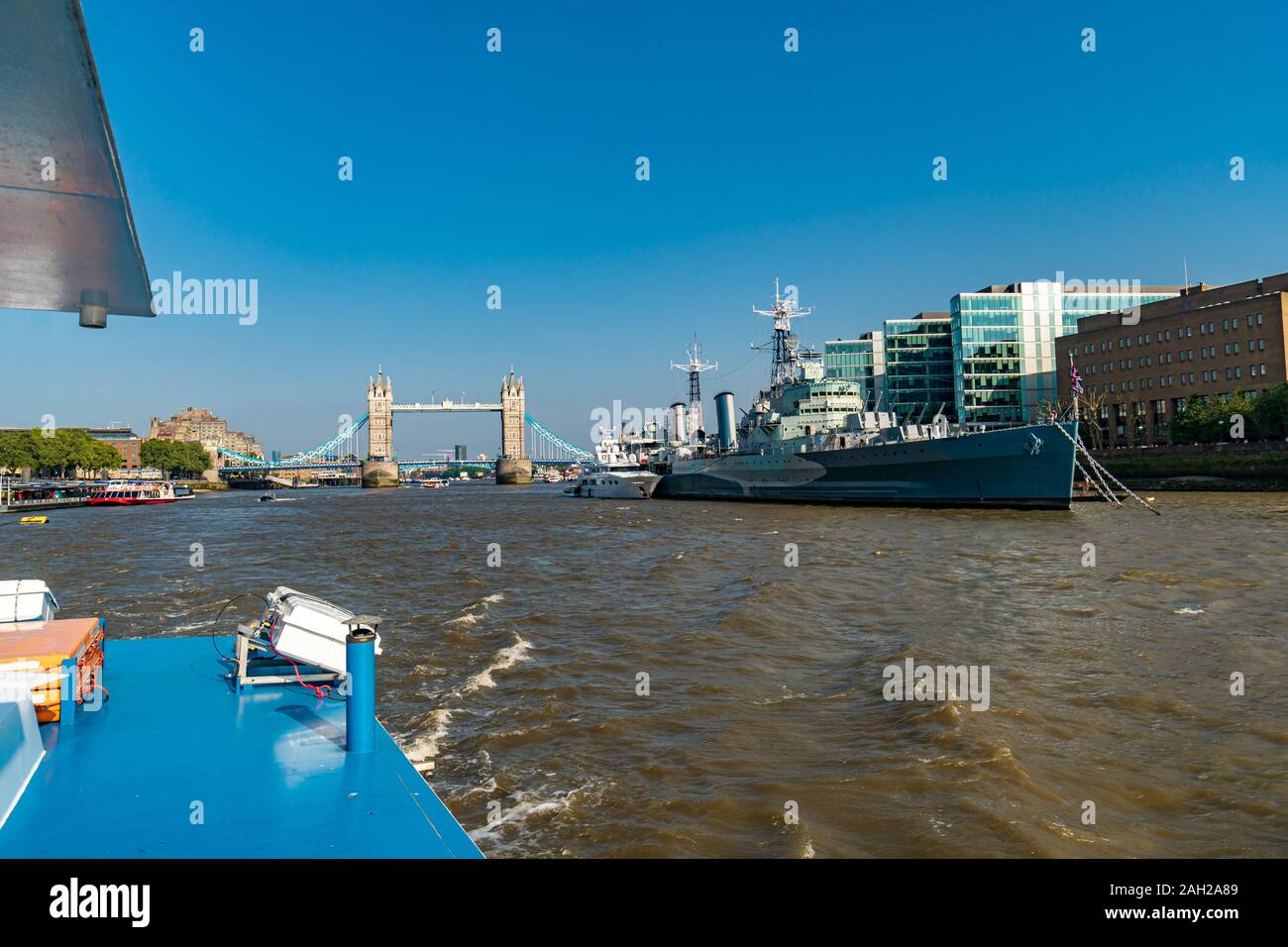 Vue depuis un navire le long de la rivière Thames, à l'HMS Belfast et le Tower Bridge, London, England, UK, FR Banque D'Images