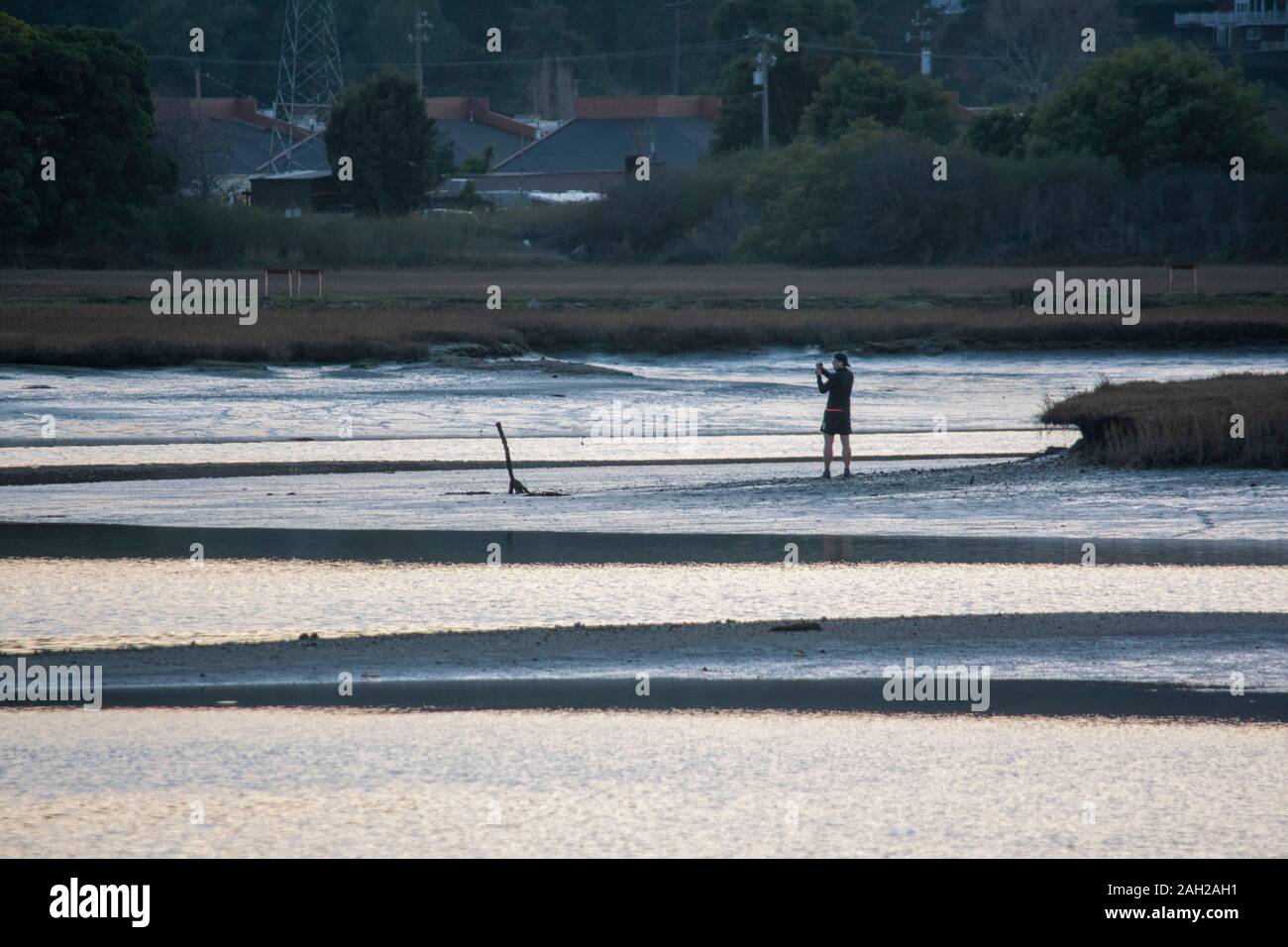 Un homme explore par l'eau à Mill Valley, CA. Banque D'Images
