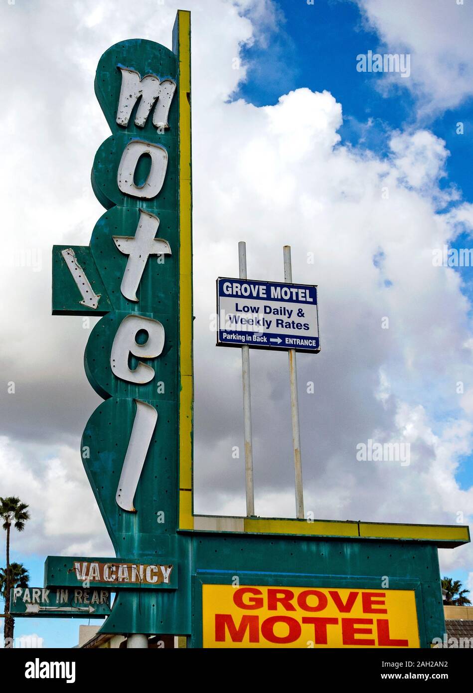 Vintage années 50 style googie, mi-siècle, neon motel sign. Des lettres blanches sur un fond vert. La plupart de l'éclairage au néon est manquant. Construit en 1956. Banque D'Images