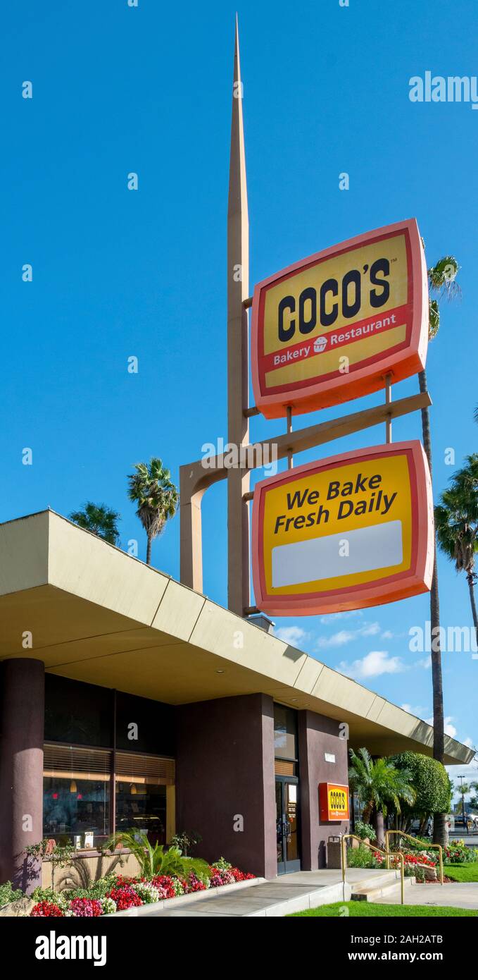 Avant de vintage des années 1960, un café de style googie avec colonnes, vitrines et spire. Construit en 1965. Googie architecture était au milieu du siècle, l'ère de l'espace mod. Banque D'Images