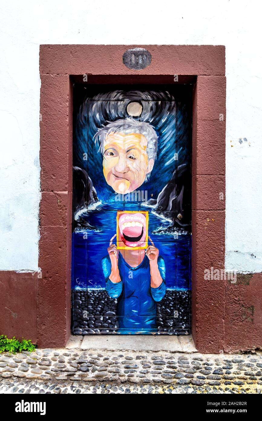 Œuvres d'art à une porte dans la vieille ville de Funchal, Madère, Portugal Banque D'Images