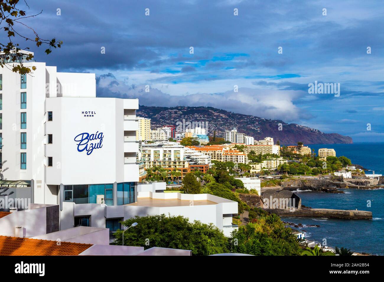 Hotel Baía Azul et stations balnéaires le long de la côte à Funchal, Madère, Portugal Banque D'Images