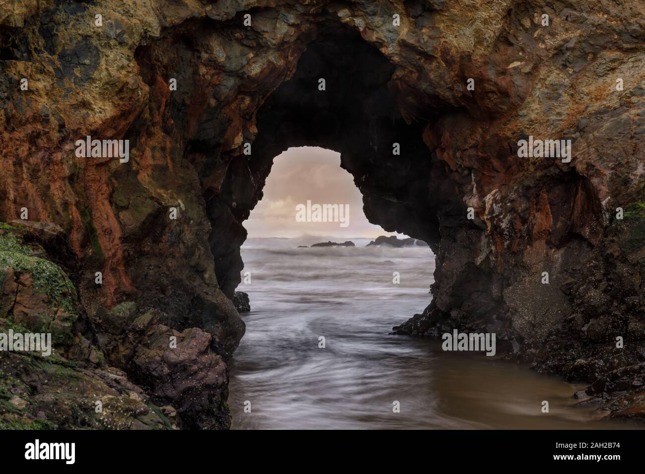 Pescadero Arch Rock libre pendant le coucher du soleil d'hiver Banque D'Images