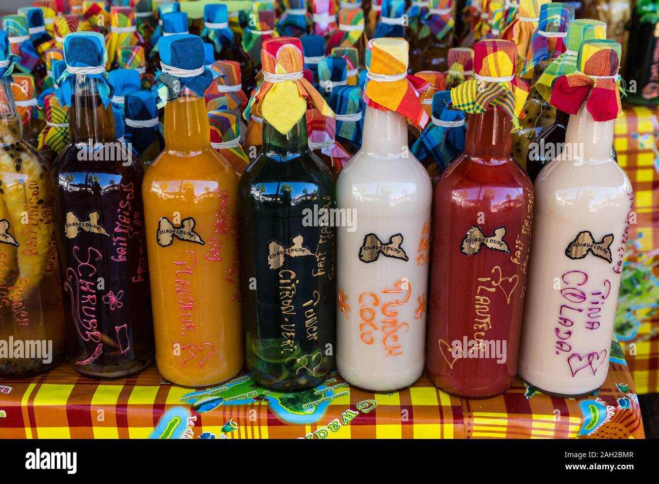 Ti punch, une boisson alcoolisée à base de rhum, à vendre dans un petit marché plein air à