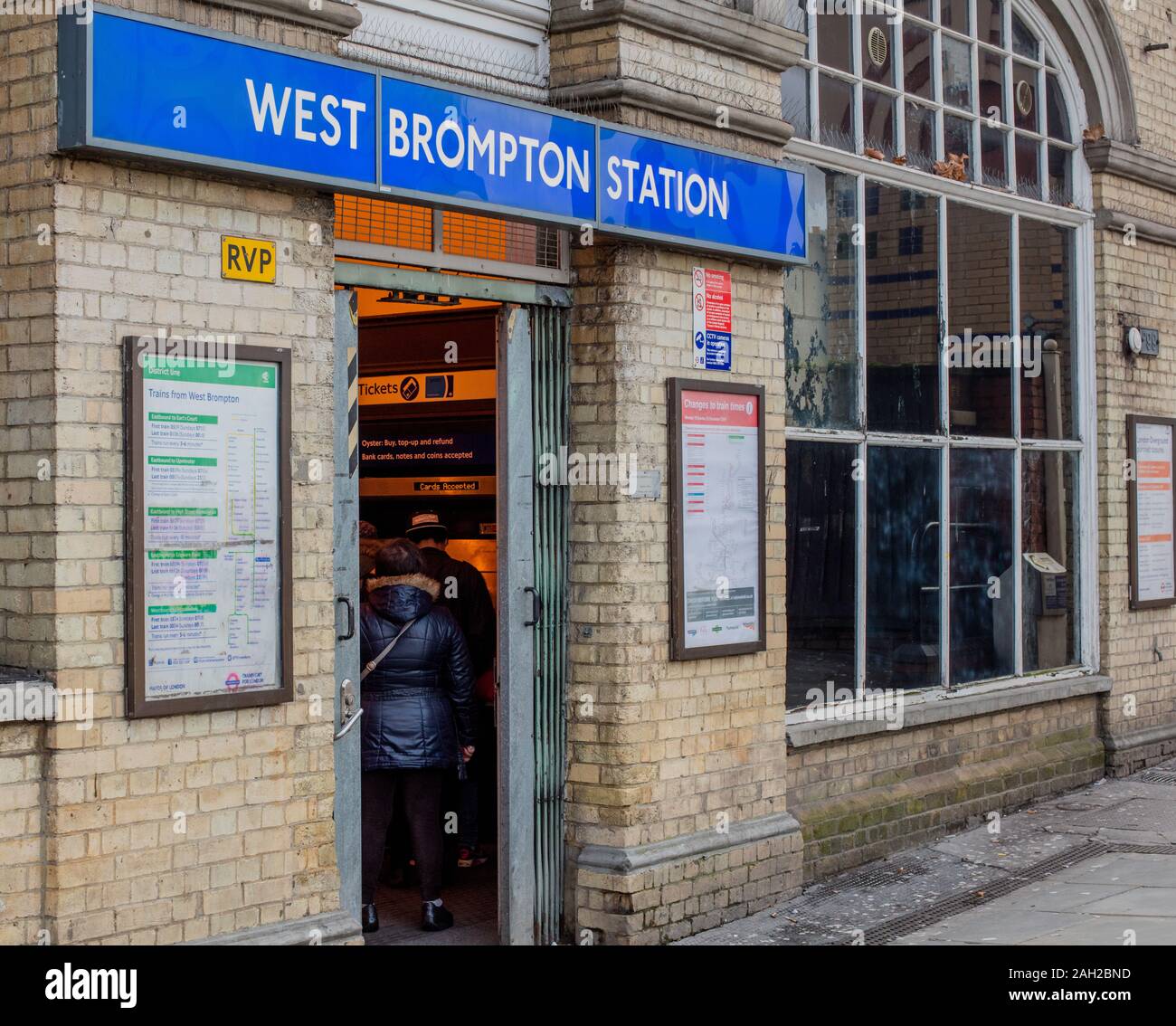 Façade de la station de métro West Brompton, Kensington, Londres Banque D'Images