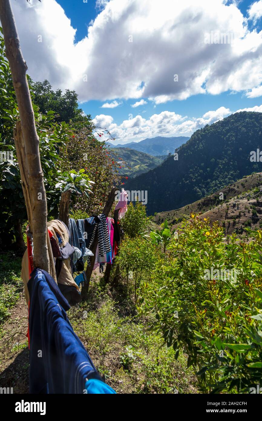 L'image spectaculaire de vêtements séchant sur un fil de bob dans les montagnes des caraïbes de la République dominicaine avec ciel bleu et nuages. Banque D'Images