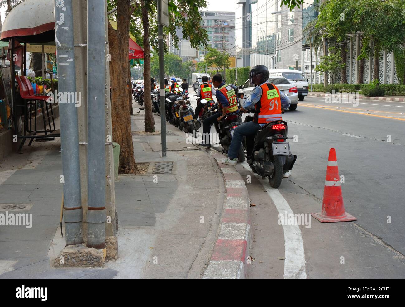 Bangkok, Thailand-December 23, 2019 : Groupe de motocyclistes se préparer sur pillions attendent des passagers en attente de taxi moto. Banque D'Images