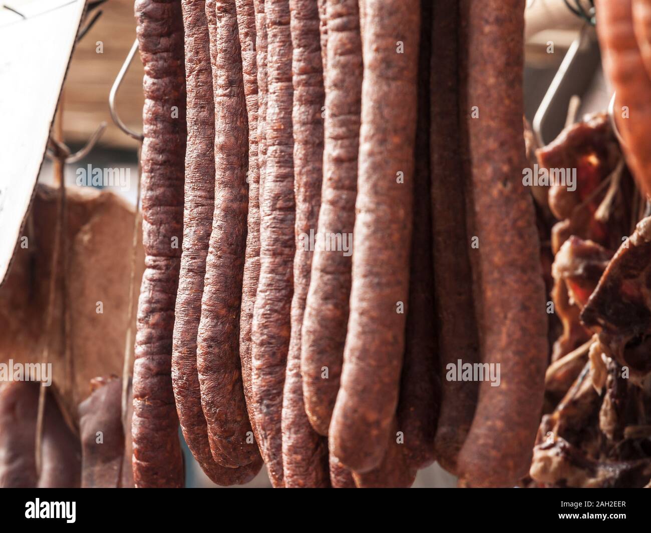 Saucisse Kulen serbe Kobasica, faites à la main, la pendaison et le séchage dans la campagne de Serbie. Kulen est une saucisse de porc traditionnel, secs et séchés, de Cro Banque D'Images